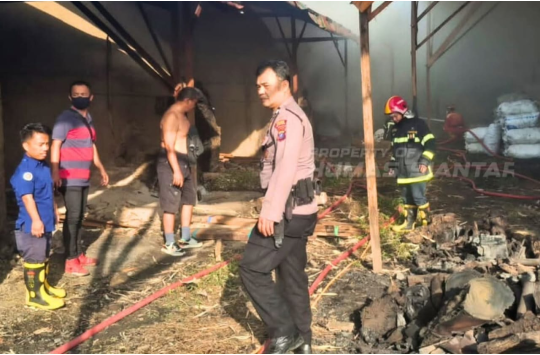 POlsek Siantar Martoba olah TKP kebakara  gudang produksi arang di Jalan Medan Km 06, kawasan Bombongan. (Foto : Humas Polres Siantar)