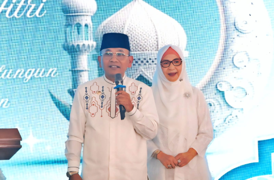 Bupati Simalungun, Dr . H. Anton Achmad Saragih bersama istri ibu Hj. Darmawati (Foto: Istimewa)