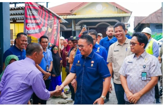 Wakil Wali Kota Medan, H. Zakiyuddin Harahap, melakukan inspeksi langsung atas proyek pemasangan paving block  (foto: Diskominfo Medan)
