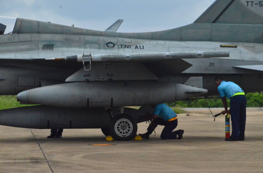 Emergency Response Team (ERT) Skadron Udara 15 TNI AU menggelar latihan penanganan kondisi darurat Hot Brake di Lanud Wing 1, Korat AFB, Thailand, pada  Kamis 12 Juni 2025. (Foto: Dispenau)