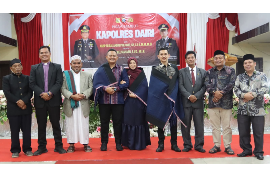 Suasana haru menyelimuti saat penyerahan cinderamata antara AKBP Faisal Andri Pratomo dan AKBP Otniel Siahaan di Balai Budaya Sidikalang. Momen yang menggambarkan transisi kepemimpinan penuh makna demi keamanan dan kedamaian Kabupaten Dairi