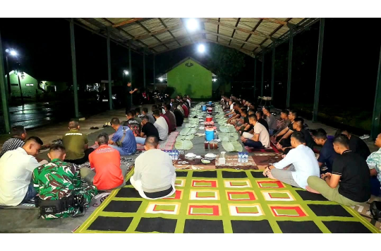 Hangat dan Humanis, Danyonkav 8 Gelar “Botram” Bersama Prajurit Remaja Narasinga