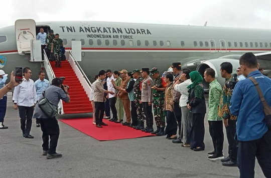 Wakil Presiden RI, Gibran Rakabuming Raka dan Ibu Selfi Gibran saat tiba di bandara Silangit, Jumat 16 Mei 2025. ( Foto: Loksa Situmeang/Kabarnas.com)