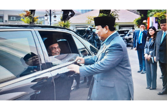 Presiden Republik Indonesia, Prabowo Subianto mengantarkan kepulangan Perdana Menteri Malaysia, Anwar Ibrahim dari Istana Merdeka, Jakarta, pada Jumat, 27 Juni 2025. (Foto: Setpres)