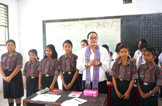 Ketua TP PKK Taput Ny. Neny Angelina JTP Hutabarat Br. Purba memberikan motivasi kepada siswa SMP Negeri 2 Pagaran dalam kunjungan peringatan Hari Anak Nasional, Selasa (23/7/2025).