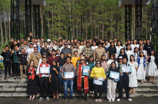 Usai Pembagian Trofi dan Hadiah, para peserta Konser Paduan Suara Paskah Raya Taput 2025 foto bersama di Open Stage kawasan wisata rohani Salib Kasih, Siatas Barita Minggu 27 April 2025  (foto : Loksa Situmeang/Kabarnas.com).