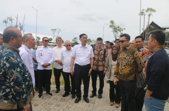 Ketua DEN bersama rombongan pejabat negara saat meninjau fasilitas riset di TSTH2, Kabupaten Humbang Hasundutan.