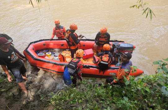 Tim SAR gabungan menyusuri Sungai Belumai menggunakan perahu LCR pada hari kedua operasi pencarian dua warga yang hanyut di Desa Limau Manis, Tanjung Morawa, Deli Serdang, Sumatera Utara, Minggu (10/8/2025).