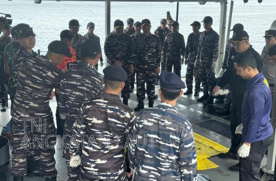 TNI AL berhasil mengevakuasi korban tenggelamnya KMP Tunu Pratama Jaya. ( Foto : Dispen AL )