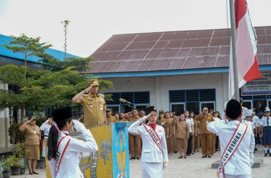 Bupati Humbang Hasundutan Dr. Oloan P. Nababan, SH, MH tampil sebagai Pembina Upacara di UPT SMP Negeri 001 Doloksanggul