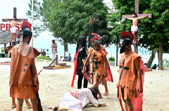 HARU DAN KHIDMAT! Fragmen Paskah OMK Doloksanggul di Sipinsur Menyentuh Hati, Bupati Humbahas: “Refleksi Iman yang Mendalam”