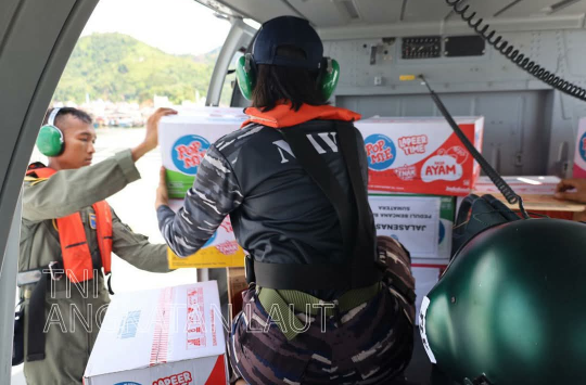 Helikopter TNI AL saat mendistribusikan bantuan untuk korban terdampak banjir di Sibolga (foto; Dispen AL)