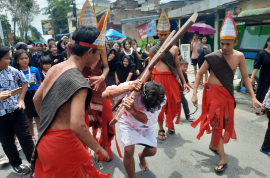 Remaja dan naposobulung HKBP Resort Siantar Kota, Pematangsiantar, melaksanakan prosesi jalan salib, Jumat, 29 Maret 2024. (Foto:Istimewa)
