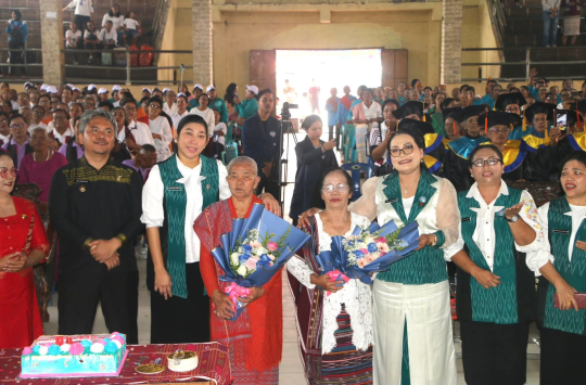 Wakil Bupati Tapanuli Utara Dr. Deni Lumbantoruan bersama Ketua TP PKK Ny. Angelina JTP Hutabarat Br. Purba dan Ketua II TP PKK Ny. Lisa Deni Lumbantoruan Br. Malau menyerahkan bunga kepada perwakilan lansia pada perayaan HUT Lansia ke-29