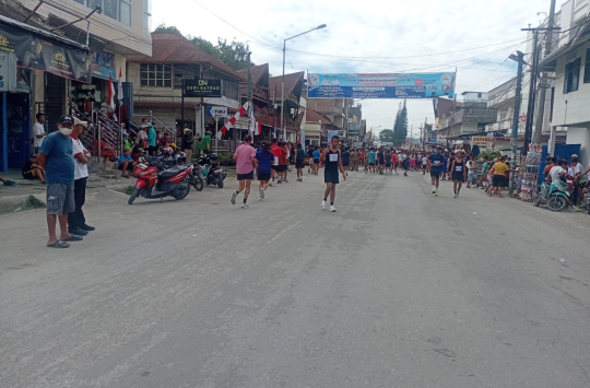 Ribuan pelajar Tapanuli Utara memadati garis start di Jalan Sisingamangaraja, Tarutung, dalam ajang Marathon Massal HUT RI ke-80 yang digelar Pemkab Taput bersama Tornados Club, Jumat (15/8/2025).(Foto:Loksa Situmeang/Kabarnas.id)