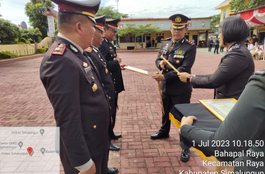Kapolres Simalungun menyerahkan penghargaan kepada Kapolsek Silau