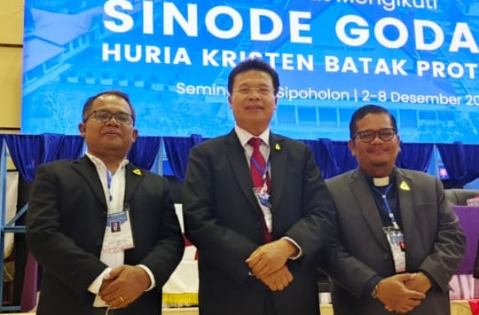 Ephorus HKBP terpilih Pdt. Dr. Victor Tinambunan (tengah), diapit Rektor Universitas HKBP Nomensen Pematangsiantar St. Dr. Mukhtar Panjaitan dan Pendeta Resorts HKBP Siantar Kota Pdt. Anggiat Simanullang.