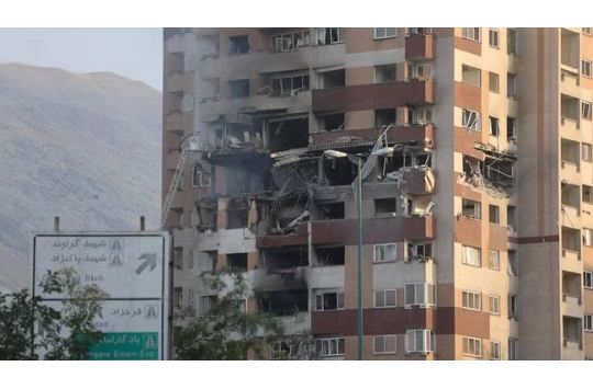 Terlihat bangunan di Teheran rusak karena serangan dari israel