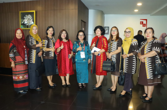 Istri Bupati Simalungun foto bersama dengan Ketum Dekranasda