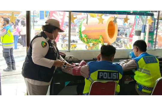 Jaga Stamina Personel Operasi Ketupat Toba 2026, Dokkes Polres Karo Turun Langsung Periksa Kesehatan Petugas Pos Pengamanan