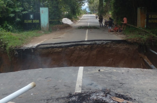 Kondisi jalan penghubung Tanah Jawa dan Hatonduhan Putus total sehingga tidak bisa dilalui.