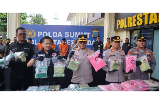 Kapolrestabes Medan, Kombes Pol Gidion Arif Setyawan (tengah) bersama Kasat Narkoba AKBP Thommy Aruan (kanan) menunjukkan barang bukti 20 kg sabu dan puluhan ribu ekstasi hasil pengungkapan kasus besar menjelang Hari Bhayangkara ke-79, Jumat (27/6/2025).