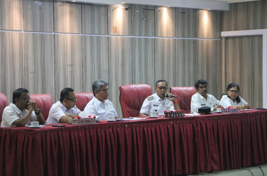 Bupati Tapanuli Utara Dr. Jonius Taripar Parsaoran Hutabarat bersama Wakil Bupati Dr. Deni Parlindungan Lumbantoruan memimpin rapat koordinasi finalisasi HUT ke-80 RI di Aula Martua, didampingi jajaran OPD dan camat se-Kabupaten Taput, Rabu (6/8/2025).