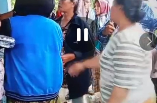 Warga mendatangi rumah pangulu