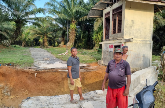 Jembatan Sungai Bah Hilang putus akibat banjir( foto: Kabrnas)