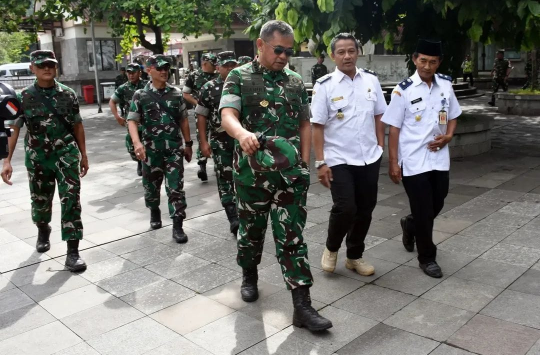 Jenderal TNI Maruli Simanjuntak,  melakukan peninjauan kesiapan ponton dan Alkap di kawasan Bukit Cinta (foto; Pendam IV/Dip)