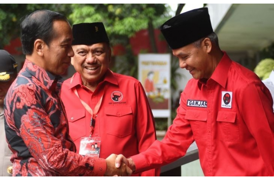 Bakal calon presiden (Bacapres), Ganjar Pranowo menyambut kehadiran ﻿Presiden Joko Widodo atau Jokowi pada pembukaan Rakernas III PDIP yang digelar di Sekolah Partai Lenteng Agung, Jakarta Selatan, Selasa, 6 Juni 2023. (Foto: Istimewa)