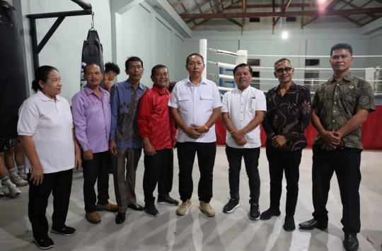JTP Hutabarat, mengunjungi Sasana Tinju Saroha di Tarutung pada Jumat, 25 April 2025 (foto ist/kabarnas.com)