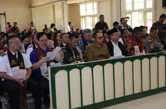 Bupati Taput, JTP Hutabarat dan undangan lainnya saat mengikuti ibadah Rangkaian Paskah Nasional di Gereja Dame Sait ni Huta, Desa Hutatoruan I, Kecamatan Tarutung pada Kamis 24 April 2025 (Foto: Loksa Situmeang/Kabarnas)
