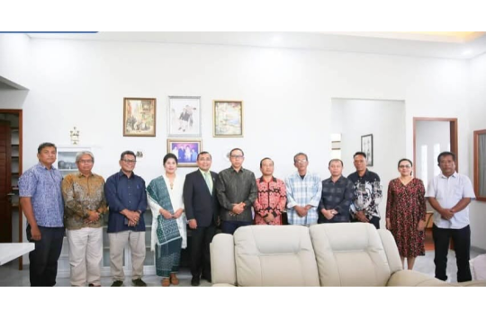 JTP Hutabarat foto bersama di rumah baru Ephorus Emeritus HKBP, Pdt. Robinson Butarbutar. (Foto: Humas Taput)