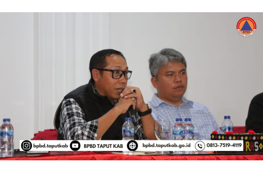 Bupati Taput, Dr. Jonius Taripar Parsaoran Hutabarat dan Wabup  Dr. Deni Lumbantoruan, M.Eng saat rapat pasca gempa