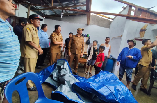Bupati Taput, JTP saat meninjau langsung rumah warga terdampak angin Puting Beliung 21 April 2025 (foto: ist)