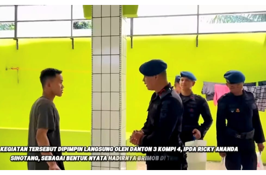 Jumat Berkah Brimob Sumut Menggema! Personel Batalyon A Pelopor Tebar Sembako dan Kepedulian untuk Warga