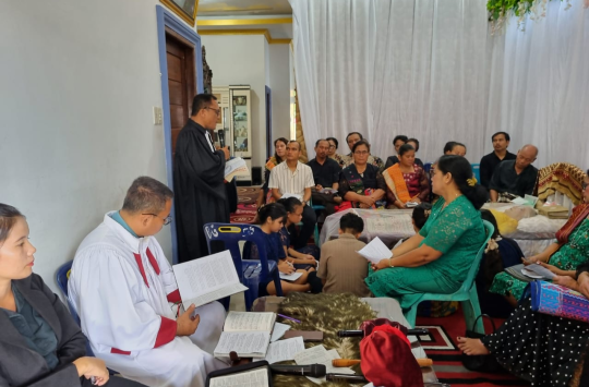 Jemaat HKBP Tapian Nauli, Resort Tapian Nauli mengadakan acara kebaktian Minggu di rumah duka ibunda Riko Simanjuntak ( Foto: Sehat Siahaan/ Kabarnas.id)
