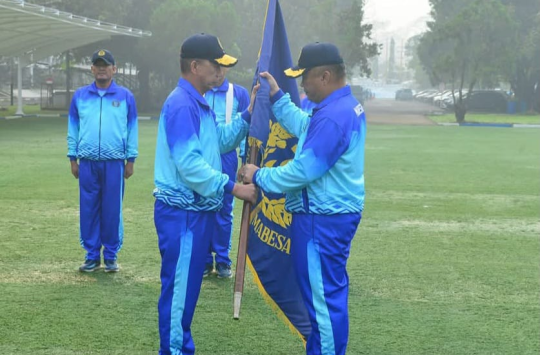 Brigjen TNI (Mar Mauriadi, S.E., M.Han., secara resmi melepas keberangkatan Kontingen Mabesal mengikuti  Porwilbar 2025. (foto: Dispen AL)