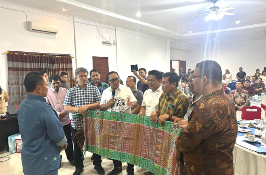Bupati Tapanuli Utara Dr. Jonius Taripar Parsaoran Hutabarat dan Wakil Bupati Dr. Deni Lumbantoruan saat menyambut hangat kedatangan Waaspotdirga KASAU Marsma TNI Ignatus Wahyu Anggono beserta Tim Survey TNI AU di Pendopo Rumah Dinas Bupati Taput.