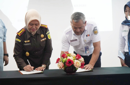 VP Daop 7 Madiun Suharjono dan Kepala Kejari Kota Kediri Andy Mirnawaty menandatangani Perjanjian Kerja Sama di Kediri, Selasa (22/7/2025), dalam upaya penguatan penanganan hukum dan perlindungan aset milik KAI.