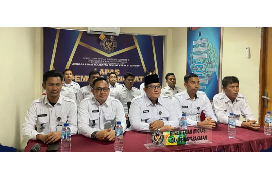 Kalapas Pemuda Langkat, Raymon Andika Girsang (no.3 depan) bersama staff saat mengikuti acara penguatan dan Sosialisasi WARTELSUSPAS