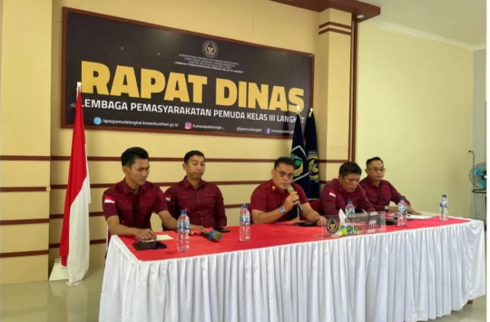 Kepala Lapas Pemuda Kelas III Langkat, Kenal Purba (tengah) saat memimpin rapat penguatan tugas dan fungsi pemasyarakatan, Kamis, 12 Juni  2025 (Foto : humas lapadalangkat).