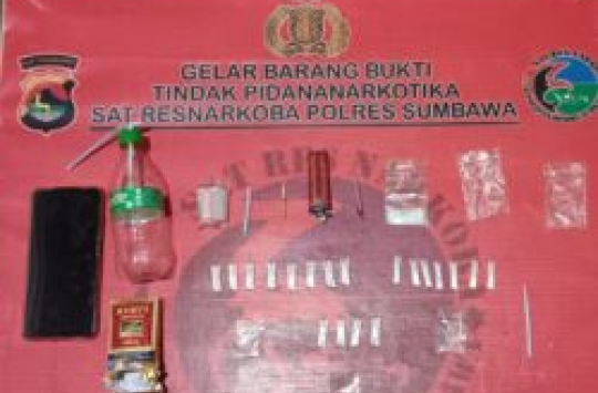 Barang bukti 20 Poket Sabu, Polisi Amankan Seorang Pria di Empang Sumbawa (Foto: Istimewa)