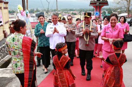 Wakil Bupati Tapanuli Utara,  Deni P Lumbantoruan, bersama Ny. Lisa Deni Lumbantoruan Br. Malau saat menerima kunjungan Kapolda Sumut, Irjen Pol Whisnu Hermawan Februanto, S.I.K., M.H. (Foto: Loksa Situmeang/Kabarnas.com)