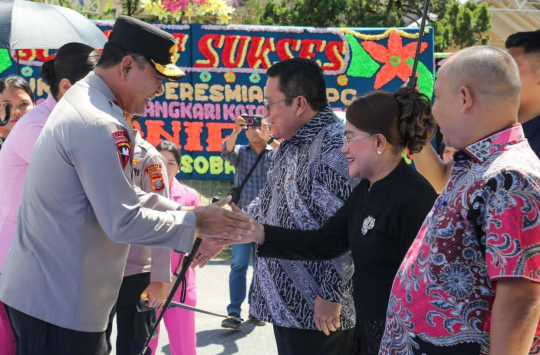 Kapolda Sumut Irjen Pol Whisnu Hermawan Februanto menyalami Wali Kota Pematangsiantar saat peesmian SPPG di kompleks Aspol Jalan Sangnawaluh