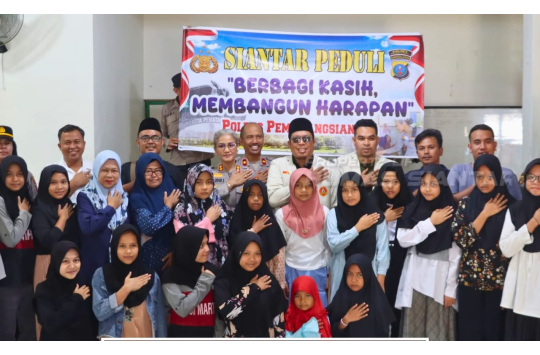 Kapolres Pematangsiantar AKBP Sah Udur T.M. Sitinjak SH foto bersama saat kunjungan sosial ke Panti Asuhan Putri Aisyiyah. ( Foto : Humas Polresta)