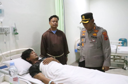 AKBP Marganda Aritonang, menjenguk warga Sihaporas yang tengah dirawat di rumah sakit usai konflik dengan PT. TPL(foto: Humas Polres Simalungun)