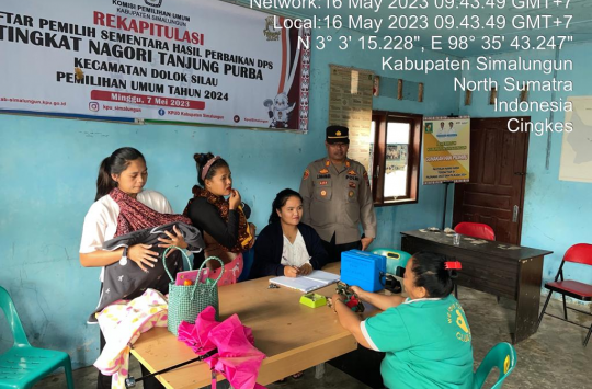 Petugas memberikan polio kepada anak-anak