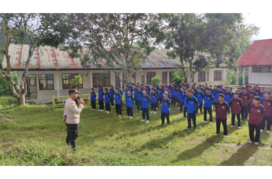 Kapolsek Lembor Edukasi Pelajar SMK Negeri 1 Welak Tentang Bahaya Perundungan dan Keselamatan Berlalu Lintas